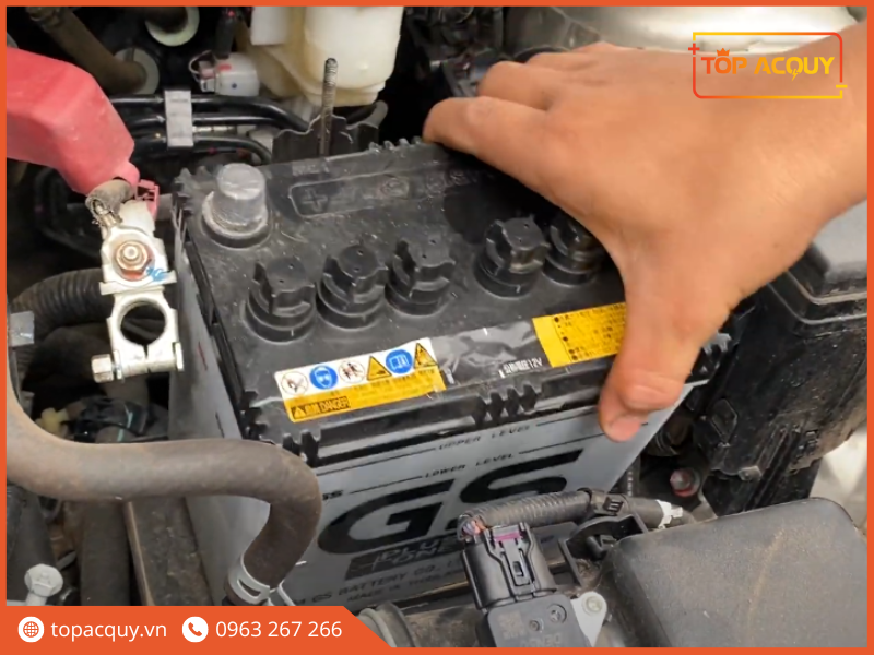 thay ắc quy ô tô Toyota