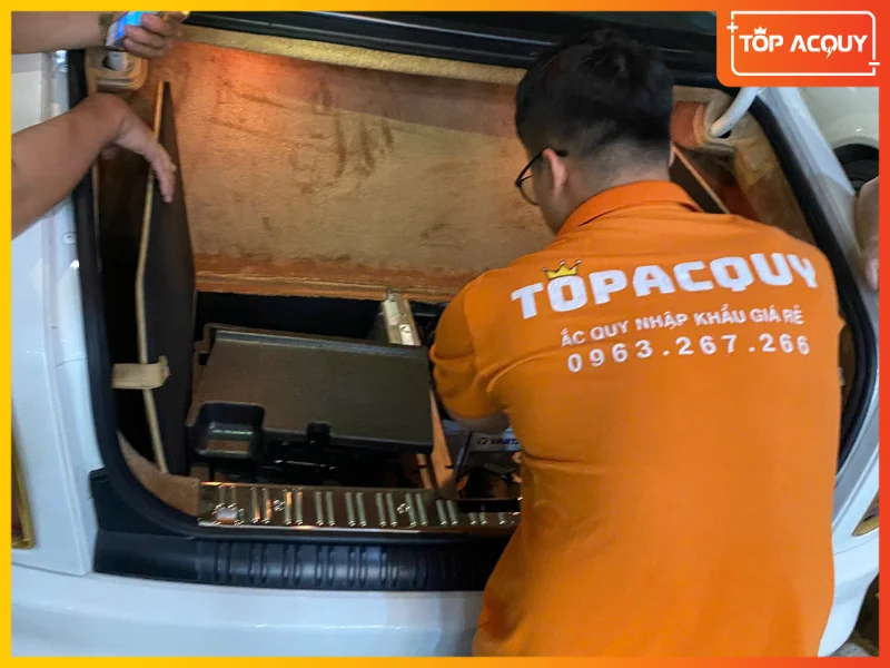 Quy trình tháo lắp ắc quy tỉ mỉ, đảm bảo an toàn tuyệt đối cho nội thất và hệ thống điện xe Rolls-Royce