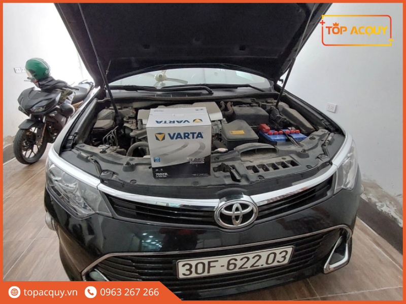 thay ắc quy xe camry