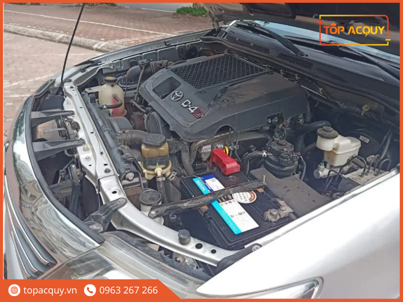 thay ắc quy xe fortuner