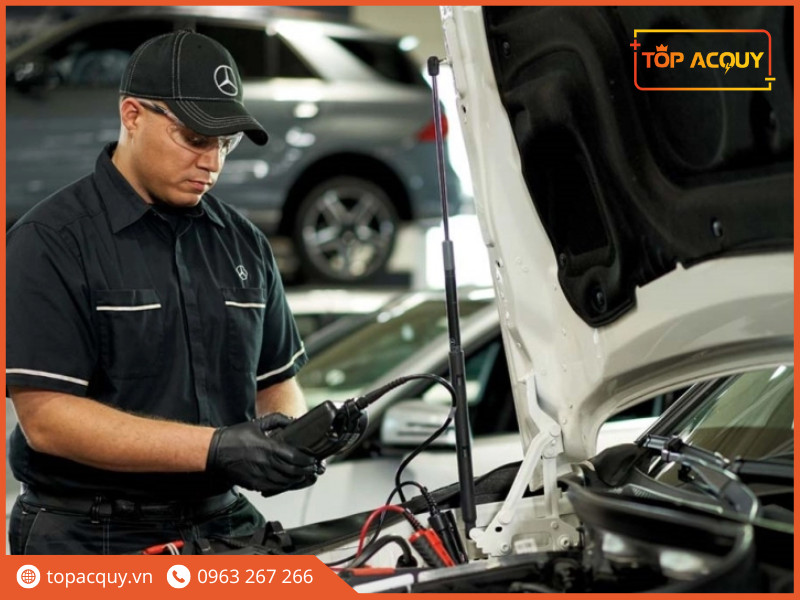 kiểm tra ắc quy xe mercedes c250