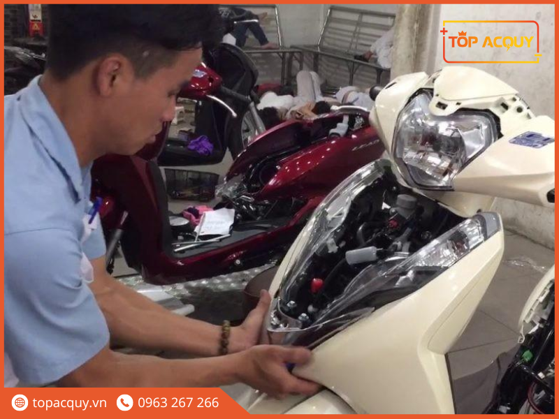 bình ắc quy xe lead nằm ở đâu