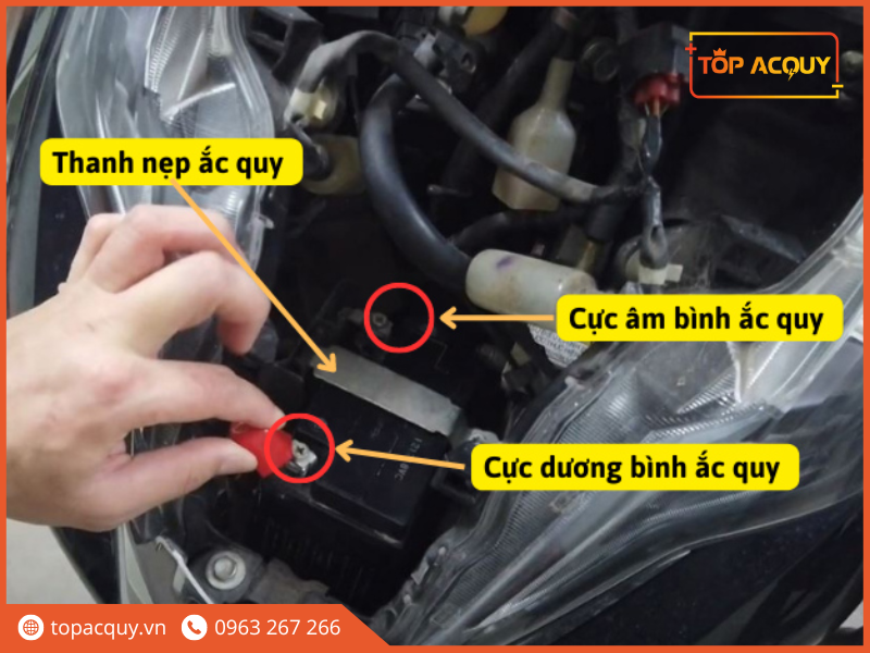 bình ắc quy xe lead nằm ở đâu