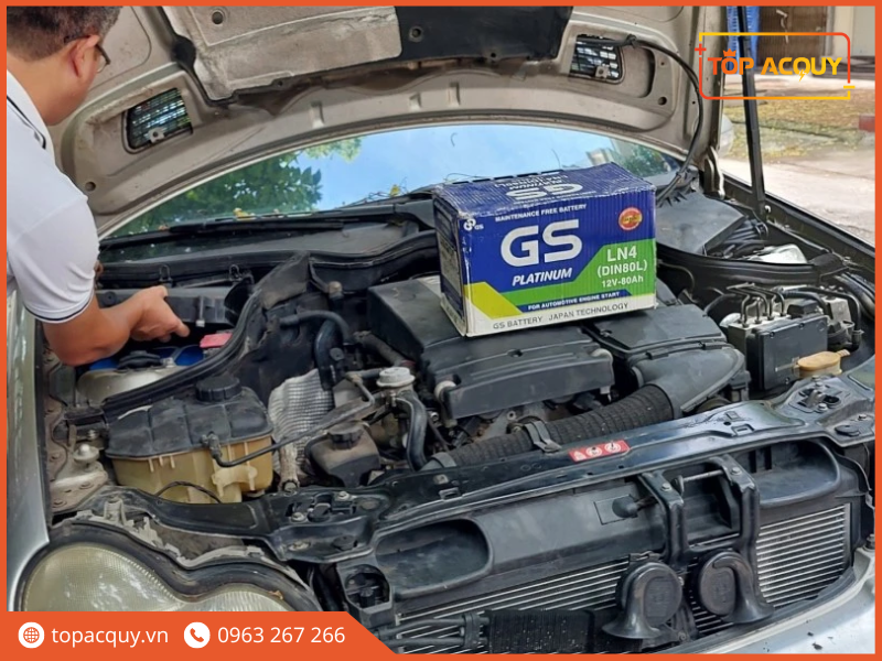 thay thế bình ắc quy xe mercedes c200