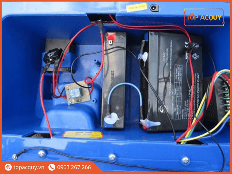 Vị trí thay ắc quy xe điện trẻ em thường ở dưới vị trí các bé hay ngồi