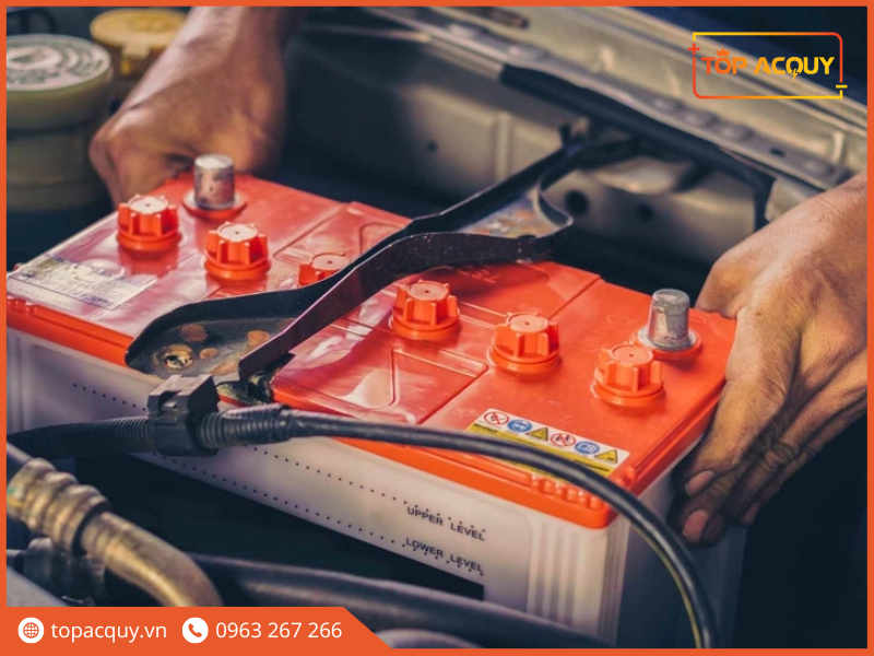 cách câu bình ắc quy ô tô