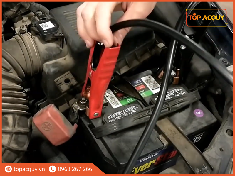 Kẹp nối kẹp vào đầu cọc bình ắc quy