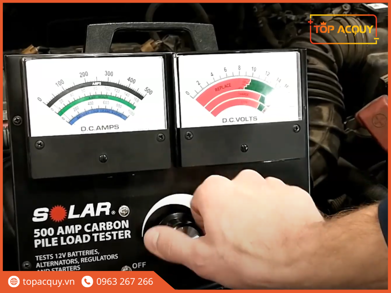 Xoay núm vặn đo ắc quy