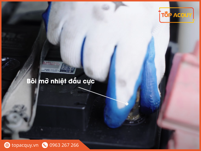 Bôi mỡ nhiệt vào đầu cọc bình