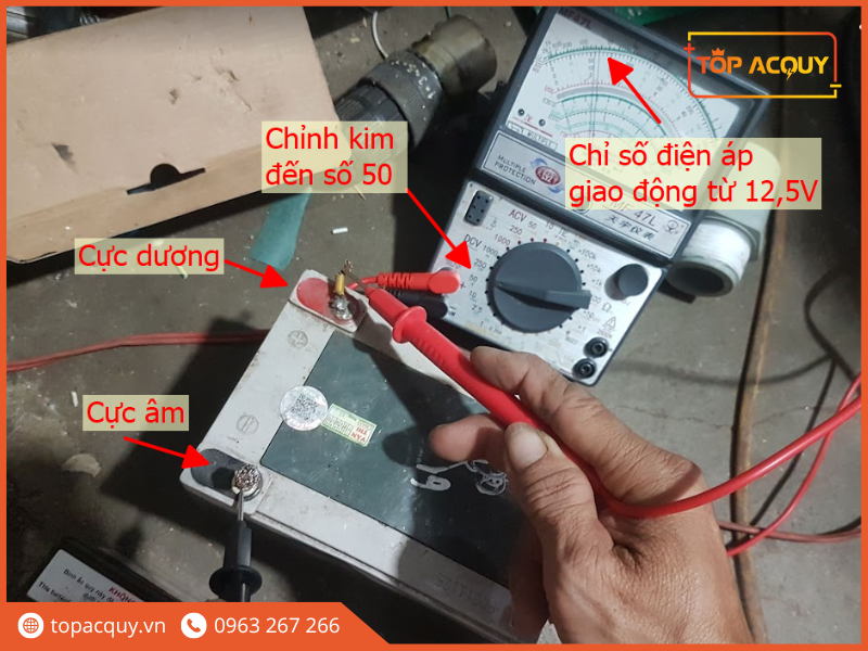 Vặn thanh chuyển mạch kiểm tra ắc quy cũ