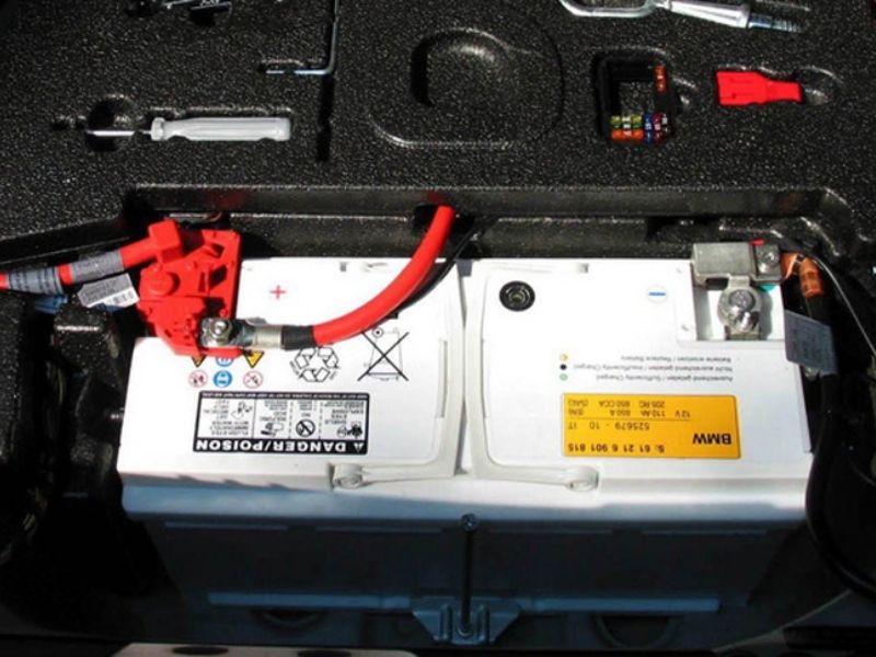 thay thế ắc quy ô tô