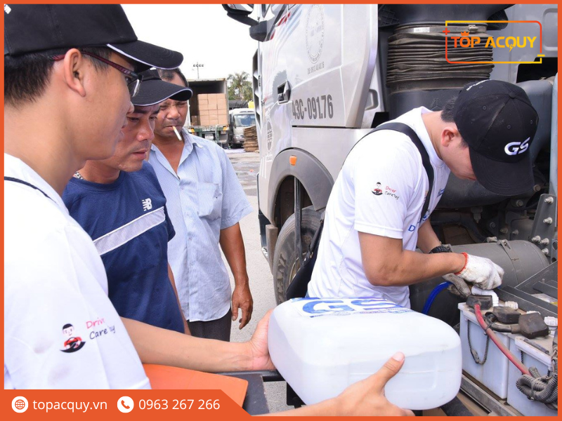quá trình châm nước cất cho ắc quy