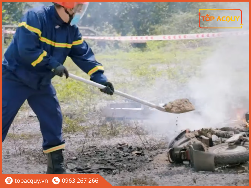 cát ẩm chữa cháy xe