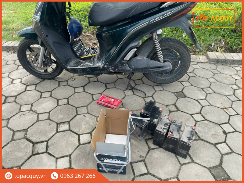 thay ắc quy xe máy điện
