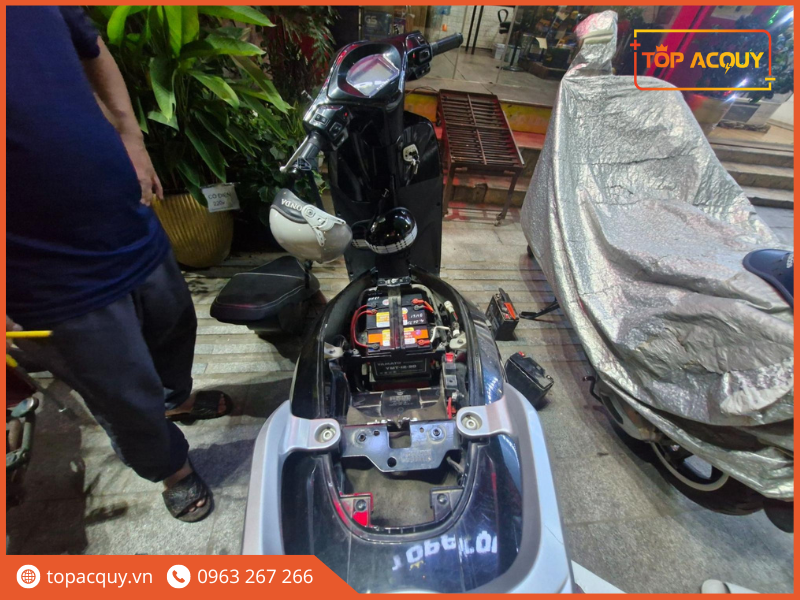 thay ắc quy xe máy điện