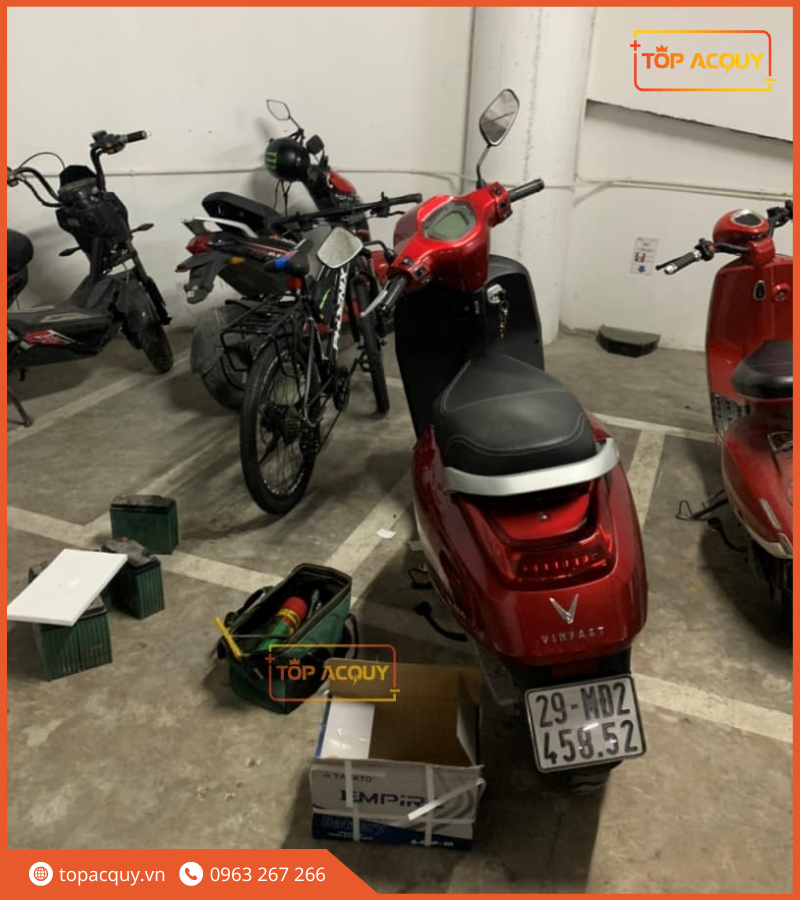 thay ắc quy xe máy điện Vinfast Feliz