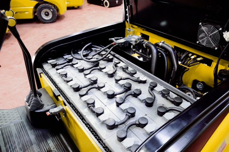 thay ắc quy xe nâng