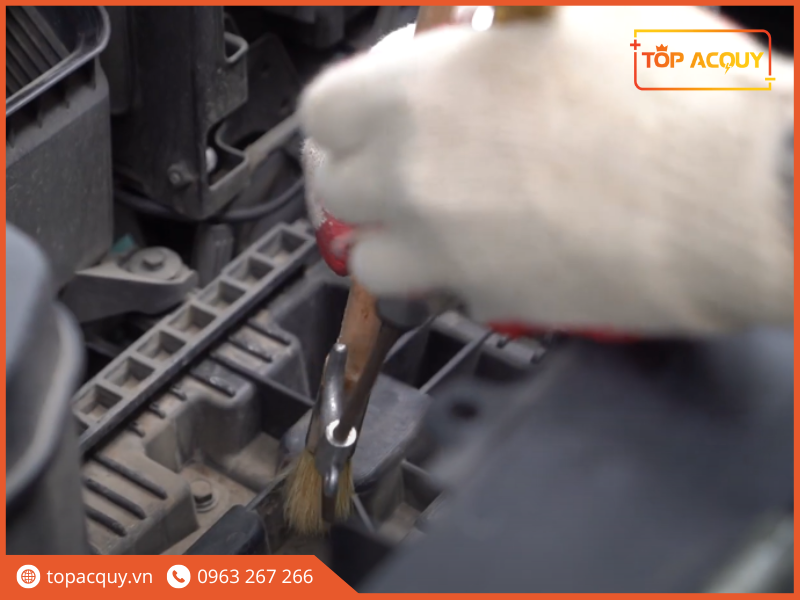 bước 7 thay bình ắc quy ô tô Đà Nẵng