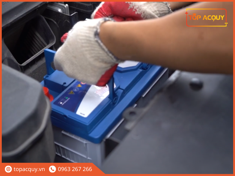 bước 8 thay bình ắc quy ô tô Đà Nẵng