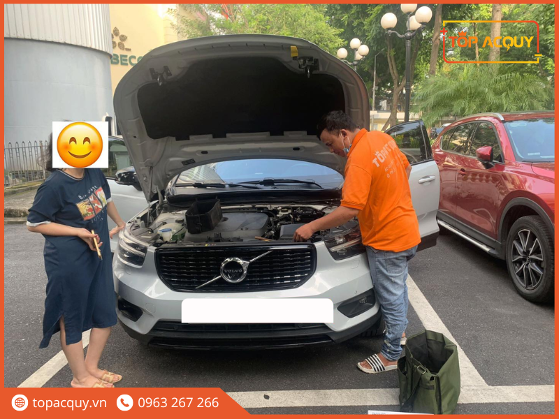 Nhân viên TOPACQUY thay bình ắc quy ô tô Đà Nẵng