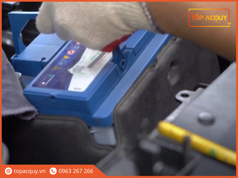 bước 6 thay bình ắc quy ô tô Đà Nẵng