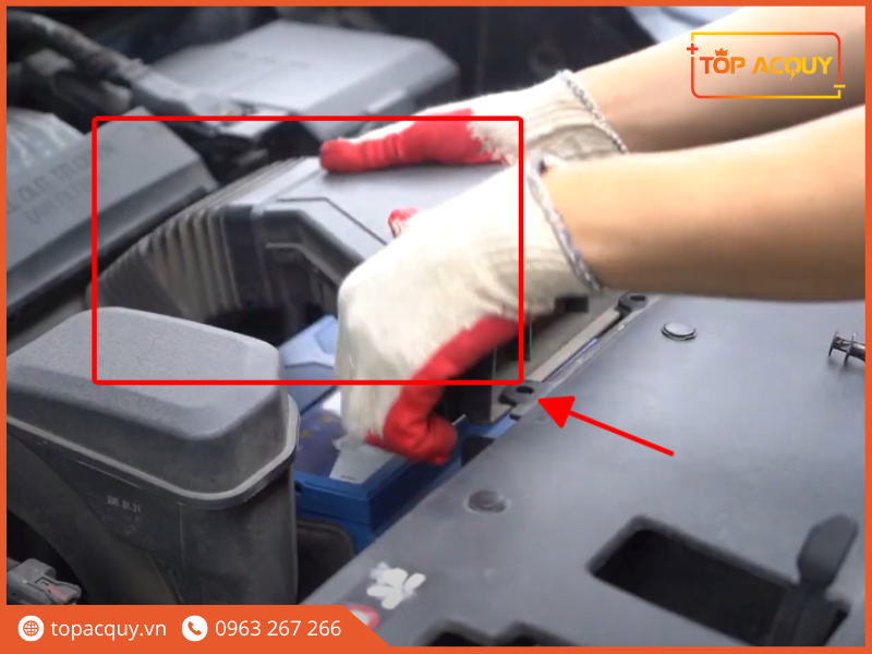 bước 3 thay bình ắc quy ô tô Đà Nẵng