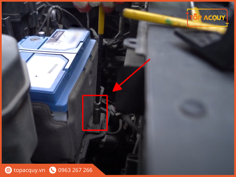bước 3.1 thay bình ắc quy ô tô Đà Nẵng