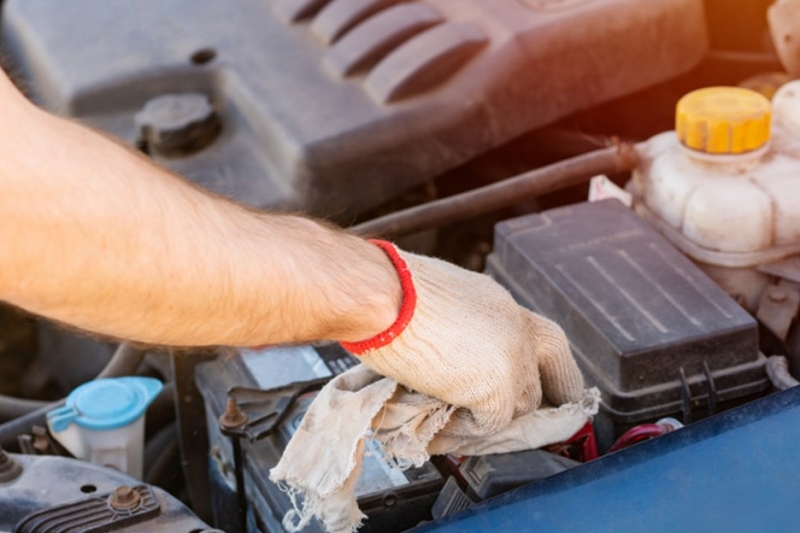 vệ sinh ắc quy ô tô