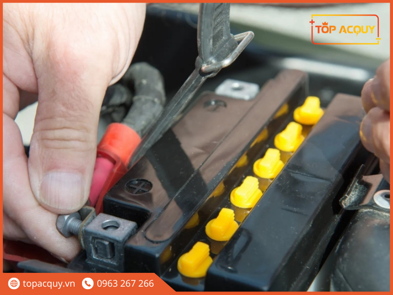 xe máy hết ắc quy phải làm sao