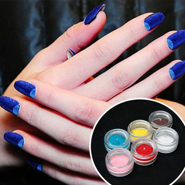 Làm sơn móng tay với bột phấn mắt