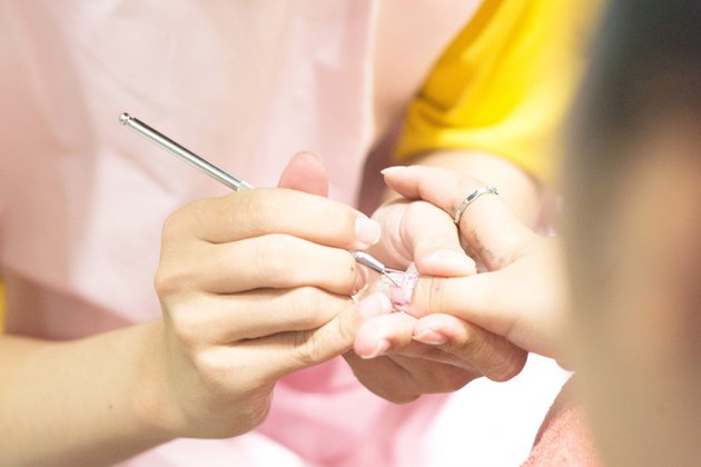 Cách cầm kềm cắt da