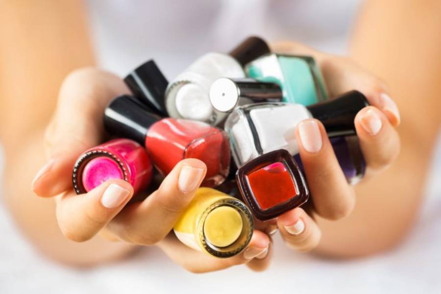 Tại sao sơn móng tay lại bị khô và vón cục