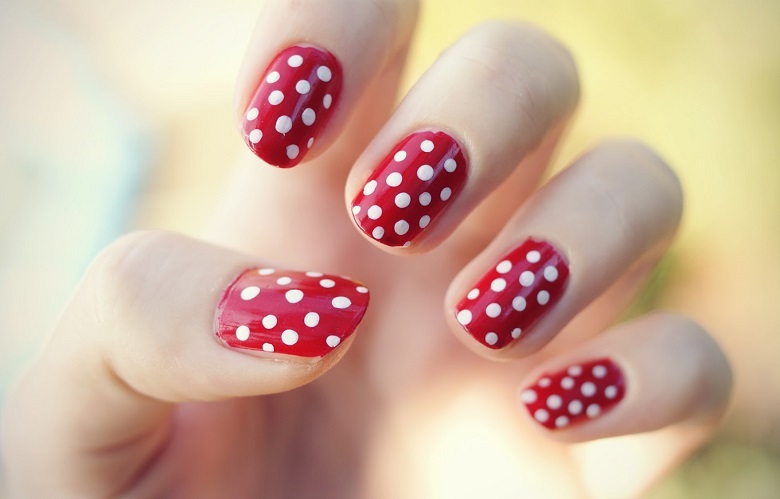 Mẫu nail chấm bi đẹp với gam màu đơn giản