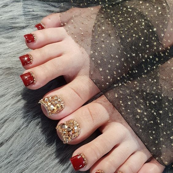 Mẫu nail đính đá móng chân cầu kỳ ấn tượng