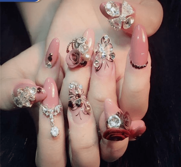 Nail đính đá và đắp hoa
