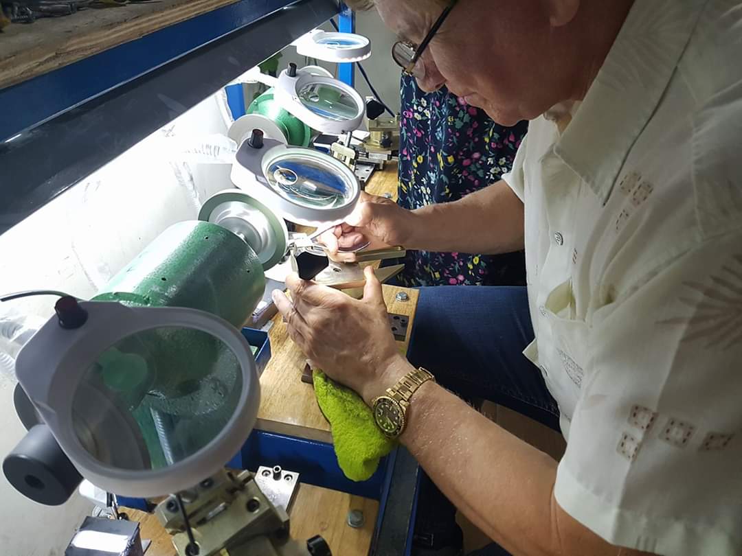 người thợ làm nail cần có máy mài kềm cắt da