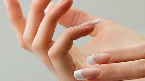 Tại sao cần chăm sóc móng tay cứng và dài?