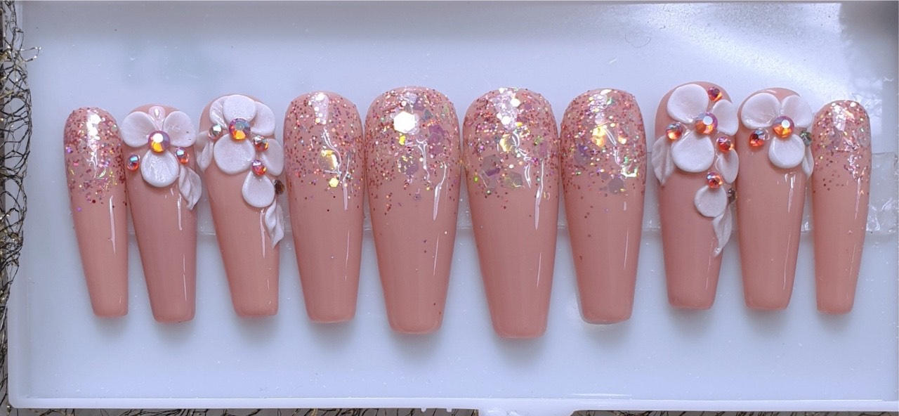 Mẫu nail hoa nổi đính kèm đá