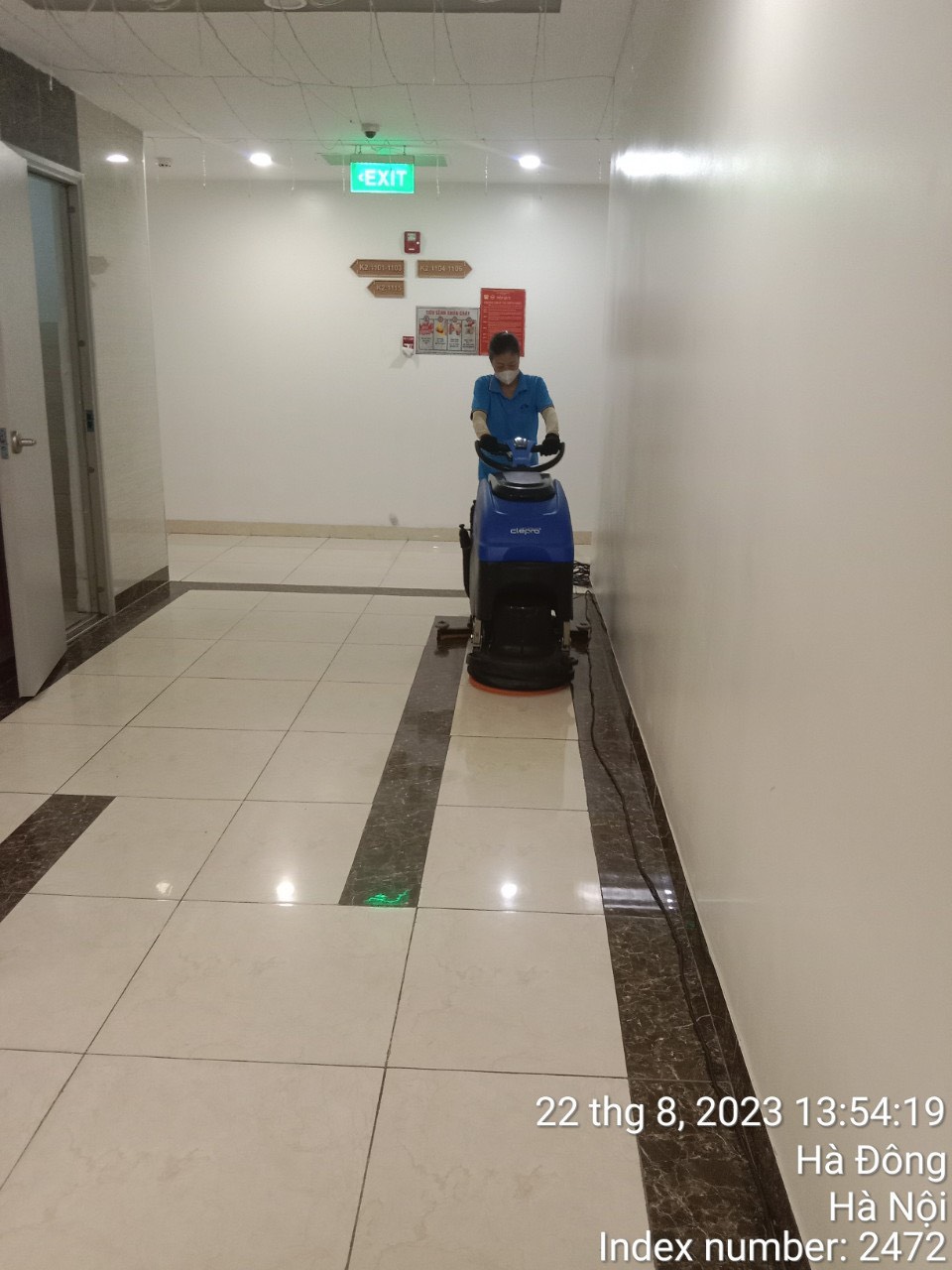 Hình 2. Nhân viên tiến hành dọn sạch từng bộ phận công trình