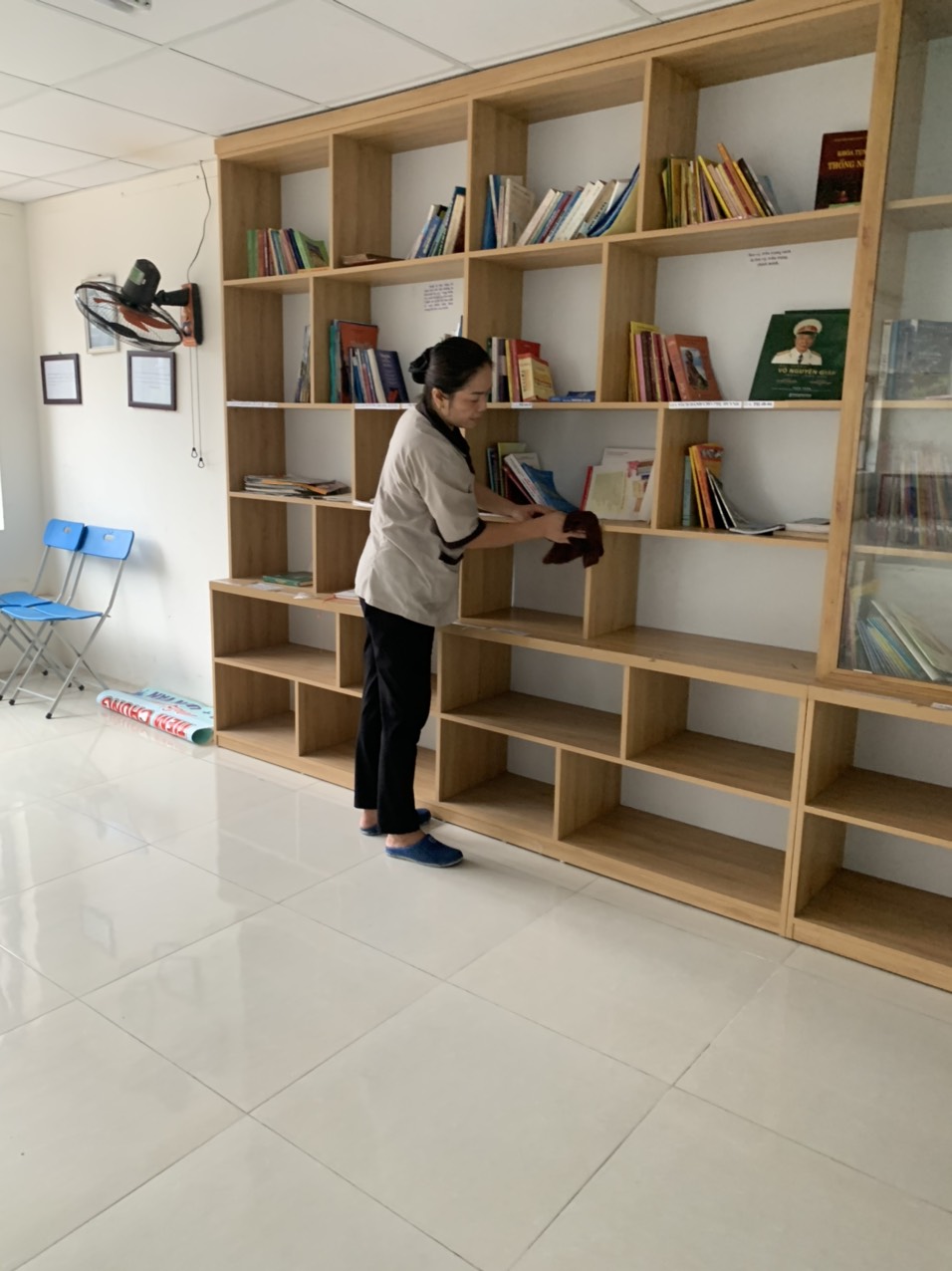 Hình 3. Nhân viên dọn vệ sinh duy trì cho trường học