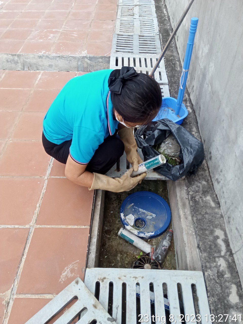 Hình 1. Nhân viên đang dọn dẹp rác của công trình