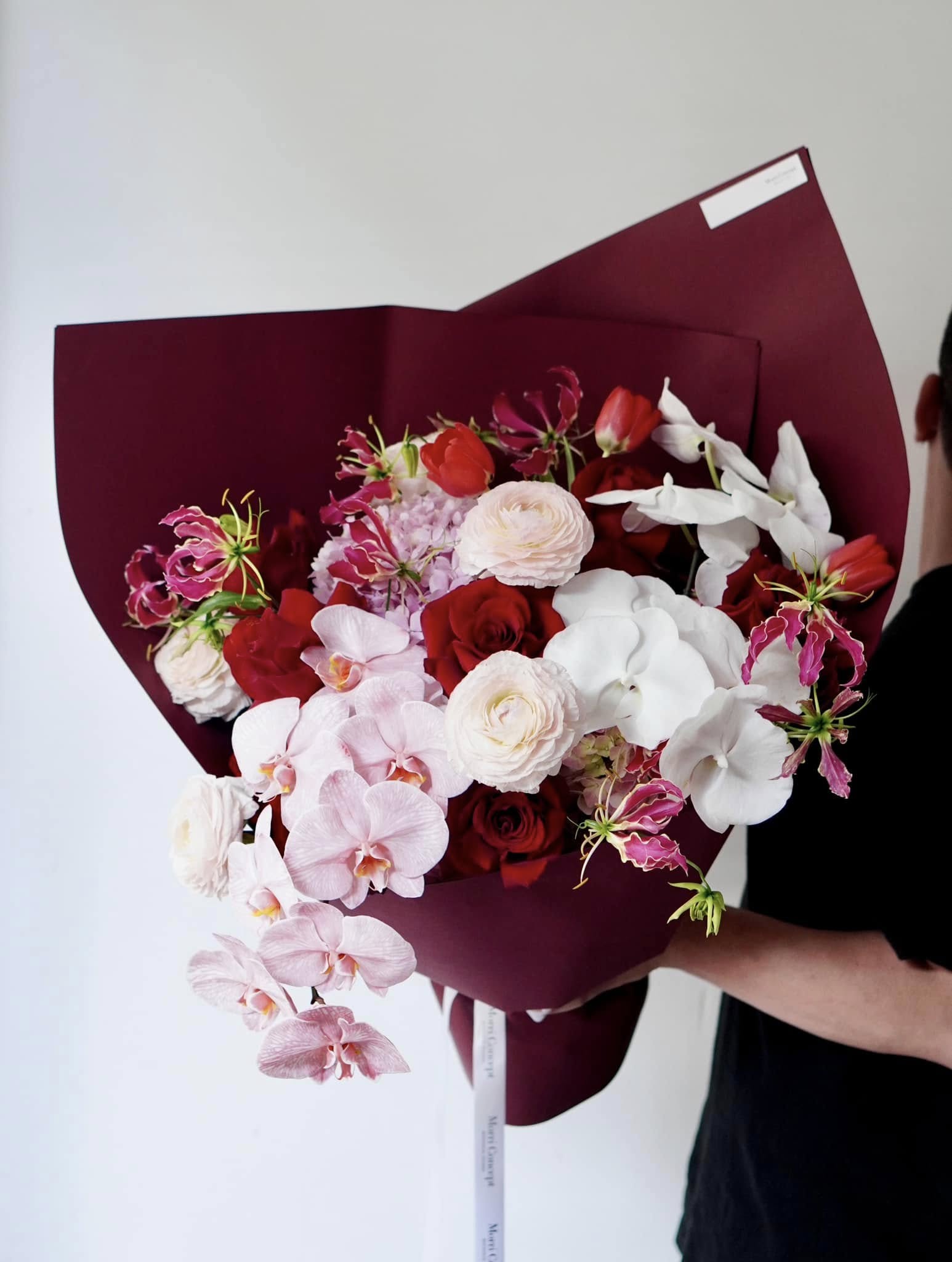 so sánh giấy kraft và giấy mỹ thuật - chất liệu giấy gói hoa