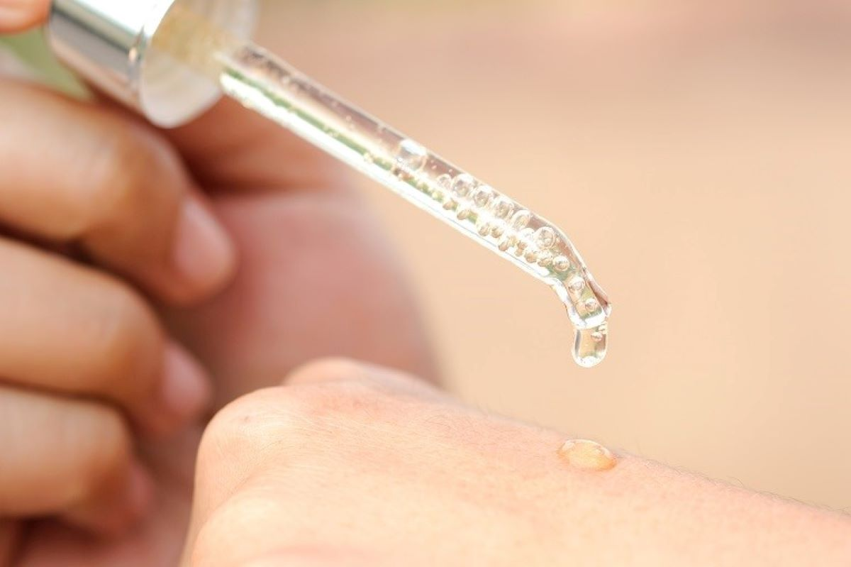 Sử dụng serum có kết cấu dạng mỏng nhẹ trước, dạng đặc dày sau