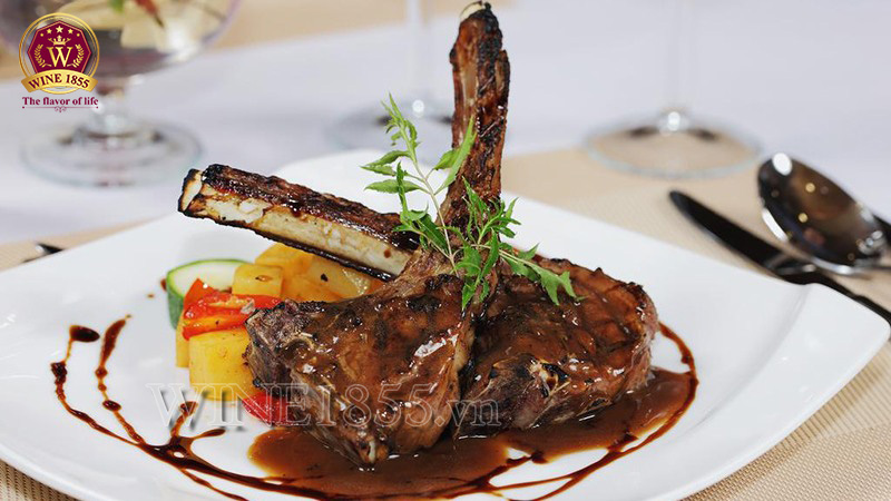 Món ăn kết hợp với rượu vang bịch IL Pumo Negroamaro BIB 3L