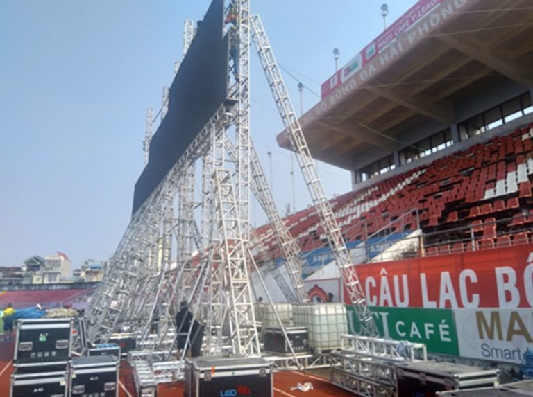 Màn hình đang trong quá trình lắp đặt sáng ngày 27/08