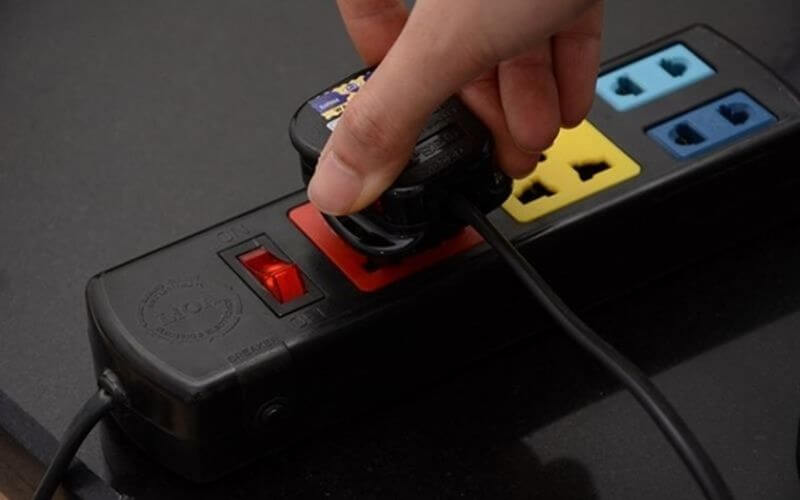 Bếp không hoạt động, các phím hiển thị không sáng hoặc bếp tắt đột ngột