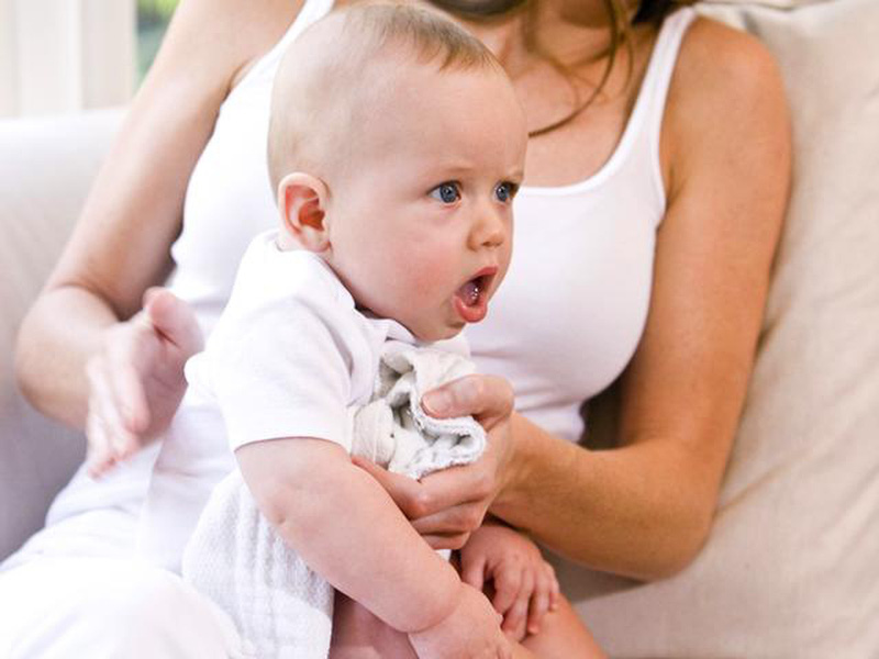 Trẻ sơ sinh hay vặn mình và ọc sữa mẹ chớ chủ quan
