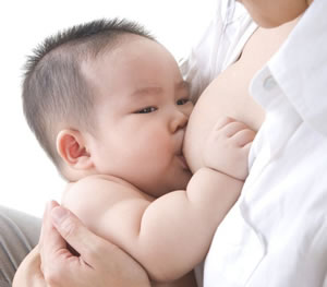 Nuôi con bằng sữa mẹ đúng cách để con phát triển tốt nhất