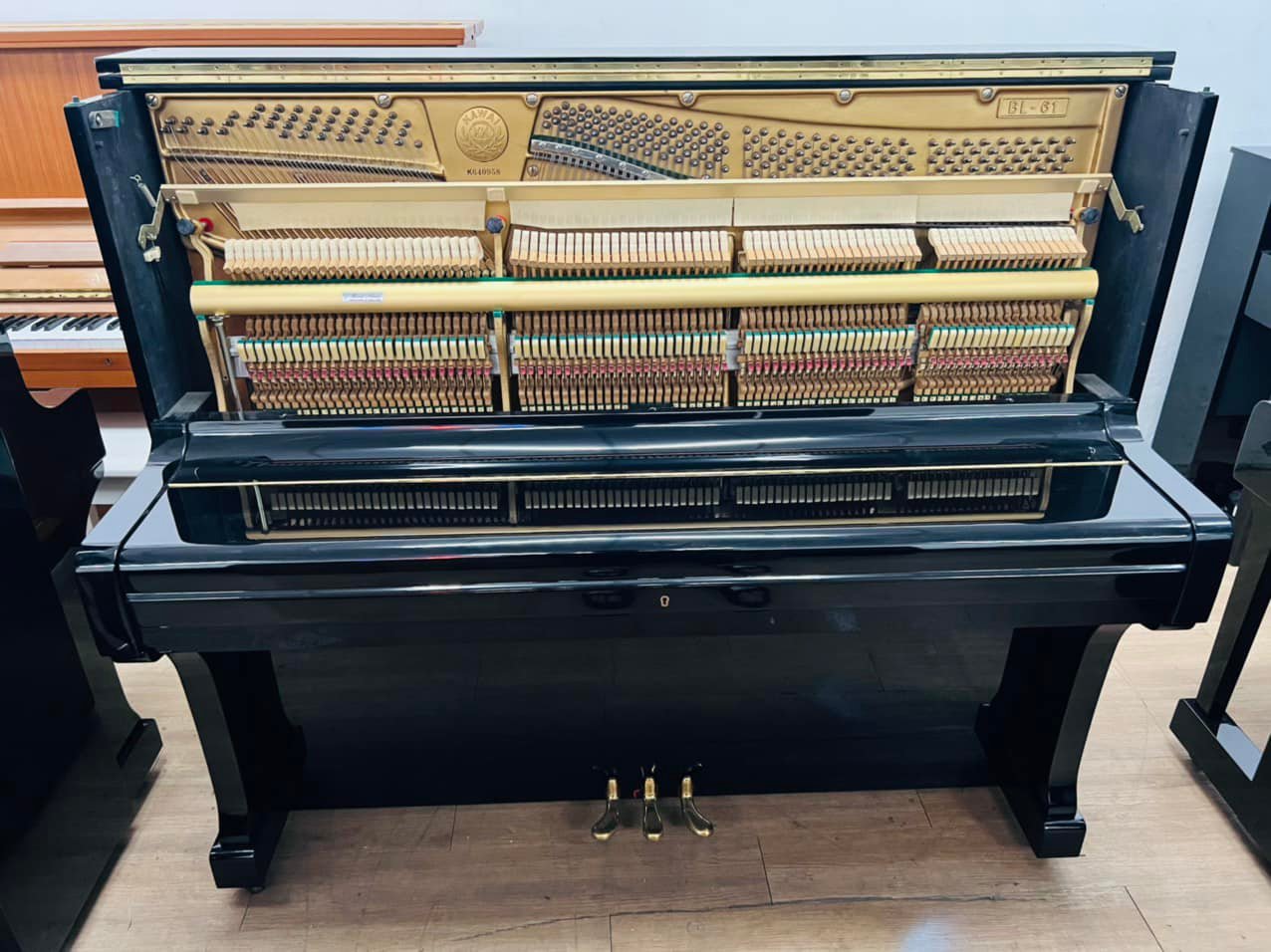 piano cơ kawai bl61