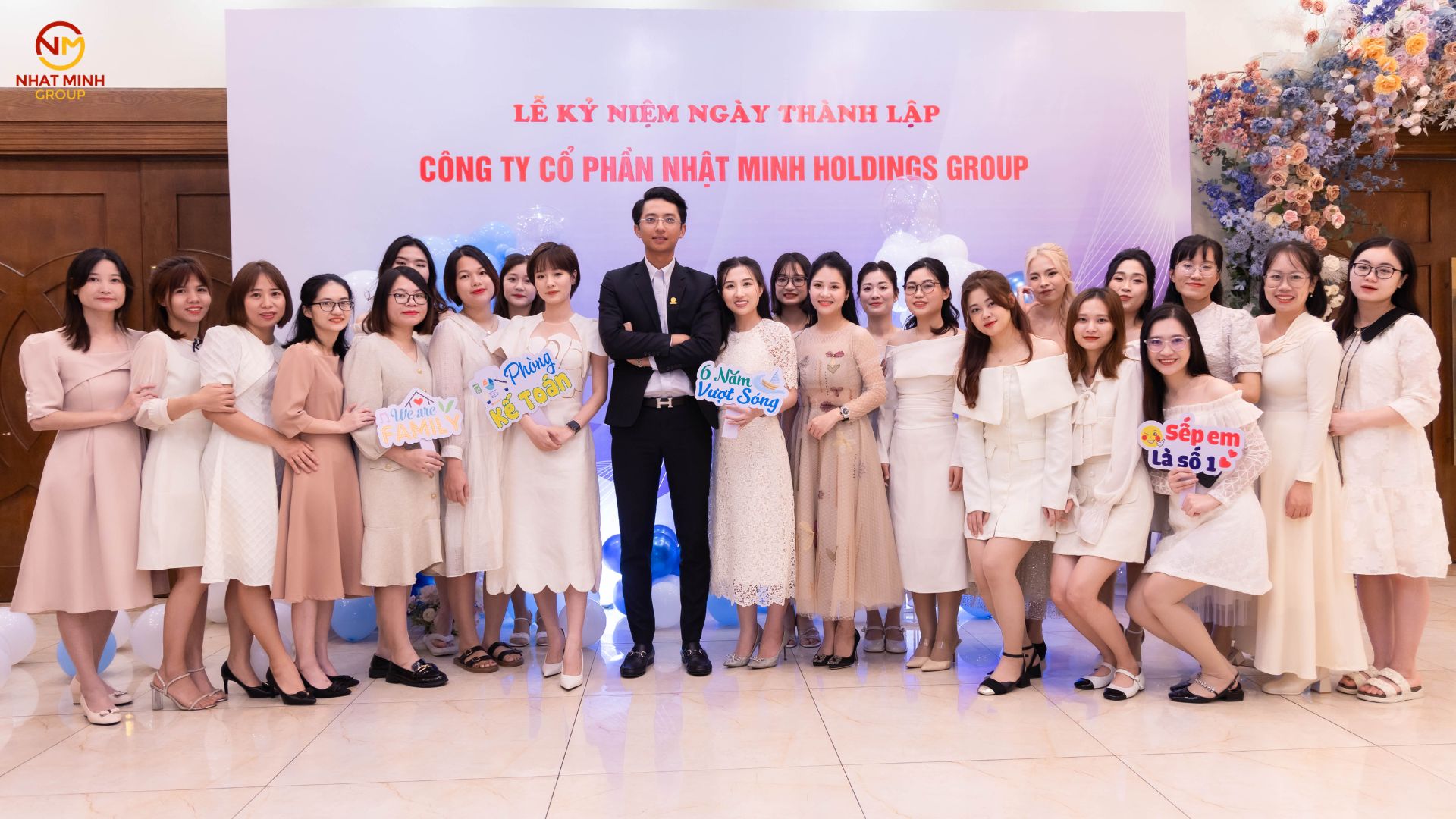 BLĐ cùng CBNV Nhật Minh Group chụp hình lưu niệm